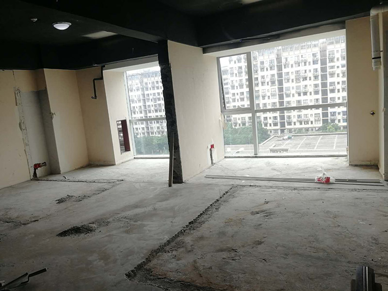 老房子舊地板拆除:如果家中地面鋪設(shè)是復(fù)合木地板，那其拆除的工藝相對而言就會比較簡單。首先要把要拆除地面的家具移到別處，然后再用平口螺絲刀把踢腳線撬開，再順著踢腳線邊緣把墻角的地板撬開并拆掉。拆除時，這塊地板可能會破損，但是其它地板就不會破損，還可以完整拆除。如果復(fù)合地板帶有鎖扣結(jié)構(gòu)，那拆除時就要順應(yīng)地板的長邊抽出，這樣拆除會比較輕松。然后再把地板下防潮氈揭開，這時底層可能會有些潮濕，所以要打開窗戶通風(fēng)，讓其地面干燥后方可鋪設(shè)新地板。 如果家中鋪設(shè)的是實木地板，那拆除工藝就會比較負責(zé)。要先拆除踢腳線，然后再從墻角邊緣開始拆除，還要使用到起釘錘，用這個把木地板撬起抽出。因為實木地板安裝時，是安裝在木龍骨上的，所以在撬起木地板時會有一定的彈性，施工難度比較大，而且還不能使用切割機。因為使用切割機的話，會破壞地面，還會和固定木龍骨的膨脹螺栓產(chǎn)生火花。