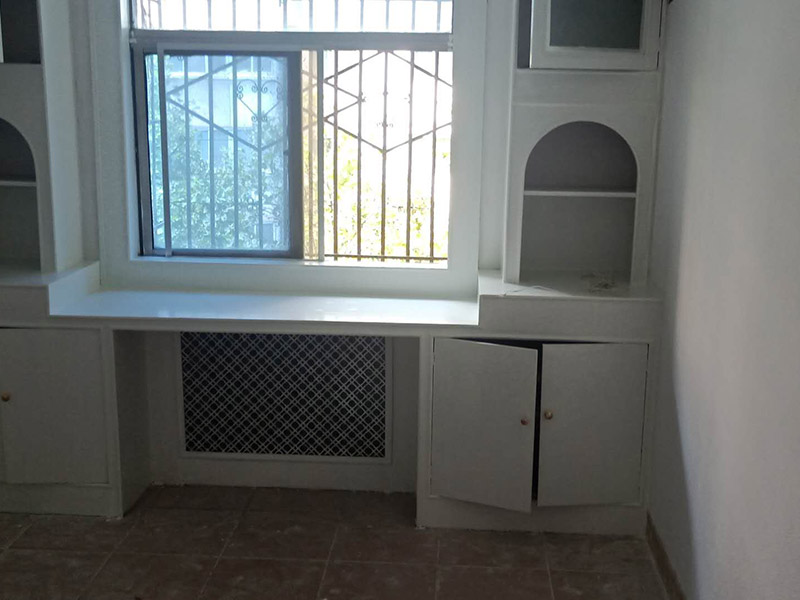 老房子墻面家具翻新：1、 舊墻面翻新自己動(dòng)手首先用水將墻面浸濕，這樣在鏟除墻面時(shí)比較省力，墻面必須要鏟到露出水泥砂漿面。然后是涂刷界面劑，一定要全部都刷到而且要均勻。墻面的裂縫通常都是用牛皮紙帶及白乳膠來貼住，但不能保證它能百分百不再開裂。 2、 如果墻面凹凸不平，那么就需要用石膏來找平，誤差最好不要超過0.5公分。非承重墻一般都是需要貼布的，所以最好選擇質(zhì)地好的墻布和白乳膠，有條件的話可以使用網(wǎng)格布，對(duì)于防裂效果會(huì)更好。 3、 在挑選膩?zhàn)訒r(shí)應(yīng)該選顆粒細(xì)度高及質(zhì)地較硬的，或是把白乳膠添加到膩?zhàn)又刑岣吣佔(zhàn)拥挠捕?。打磨墻面要選用細(xì)砂紙，砂紙如果過粗會(huì)在墻面上留下很深的砂痕，就算是刷漆也沒辦法遮蓋住。墻面打磨之后要清掃一遍，否則粉塵過多會(huì)影響到漆的附著力。