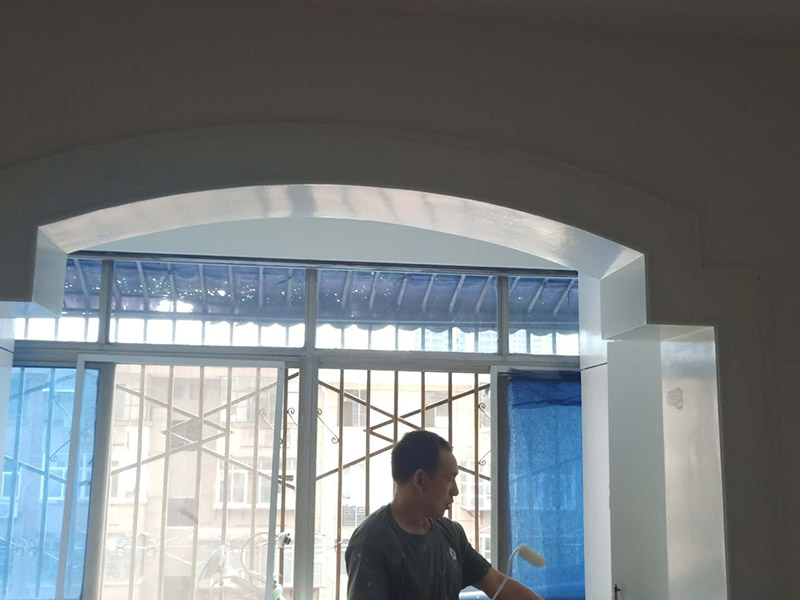 老房子墻面家具翻新：1、 舊墻面翻新自己動(dòng)手首先用水將墻面浸濕，這樣在鏟除墻面時(shí)比較省力，墻面必須要鏟到露出水泥砂漿面。然后是涂刷界面劑，一定要全部都刷到而且要均勻。墻面的裂縫通常都是用牛皮紙帶及白乳膠來貼住，但不能保證它能百分百不再開裂。 2、 如果墻面凹凸不平，那么就需要用石膏來找平，誤差最好不要超過0.5公分。非承重墻一般都是需要貼布的，所以最好選擇質(zhì)地好的墻布和白乳膠，有條件的話可以使用網(wǎng)格布，對(duì)于防裂效果會(huì)更好。 3、 在挑選膩?zhàn)訒r(shí)應(yīng)該選顆粒細(xì)度高及質(zhì)地較硬的，或是把白乳膠添加到膩?zhàn)又刑岣吣佔(zhàn)拥挠捕取４蚰γ嬉x用細(xì)砂紙，砂紙如果過粗會(huì)在墻面上留下很深的砂痕，就算是刷漆也沒辦法遮蓋住。墻面打磨之后要清掃一遍，否則粉塵過多會(huì)影響到漆的附著力。