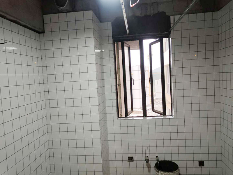 衛(wèi)生間貼磚：施工工藝流程; 基層處理--抹底子灰--彈線排磚--侵磚--鑲貼--擦縫--交工驗收 首先進行地面清掃，不打掃干凈會翹邊、空鼓的;放水平線然后分塊;地面要濕潤進行灑水;采用兩種砂漿，打砂漿的基層，一般要進行干鋪;地磚是不是出現(xiàn)了空鼓是很重要的;還要在磚底涂抹上漿;鋪貼的時候要用橡皮錘敲擊，做拉縫、表面清理，對瓷磚進行勾縫處理即可。最重要的是保護好成品，以防造成污染和損傷。