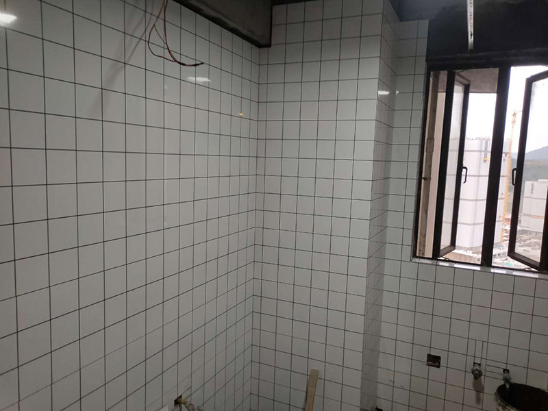 衛(wèi)生間貼磚：施工工藝流程; 基層處理--抹底子灰--彈線排磚--侵磚--鑲貼--擦縫--交工驗收 首先進行地面清掃，不打掃干凈會翹邊、空鼓的;放水平線然后分塊;地面要濕潤進行灑水;采用兩種砂漿，打砂漿的基層，一般要進行干鋪;地磚是不是出現(xiàn)了空鼓是很重要的;還要在磚底涂抹上漿;鋪貼的時候要用橡皮錘敲擊，做拉縫、表面清理，對瓷磚進行勾縫處理即可。最重要的是保護好成品，以防造成污染和損傷。