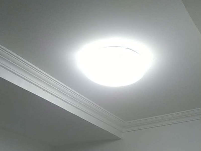 吸頂燈安裝維修：1、拆開吸頂燈包裝，將底座上自帶的線頭去掉;2、把燈管取出來以防在安裝過程中不慎掉落(吸頂燈一般自帶燈源);3、燈管拆下來之后，將吸頂燈底座放在天花板上，畫出燈孔的位置;4、標(biāo)記好孔的位置之后，在天花板上鉆孔，鉆孔的實際大小需要參照吸頂燈上燈孔的大小來確定;5、鉆好孔之后打入膠體，用以固定螺絲釘;6、把底座裝上去，轉(zhuǎn)個角度，帶緊螺絲7、斷開室內(nèi)電源，接線，然后把燈管裝回8、仔細(xì)檢查燈具安裝及線路連接是否正確規(guī)范，接線是否牢固;9、通電測試燈具是否可以正常通電，確認(rèn)燈具運行狀況，10、蓋好燈罩、完工