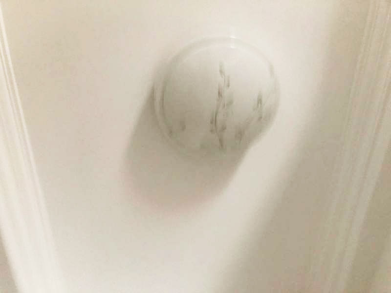 吸頂燈安裝維修：1、拆開吸頂燈包裝，將底座上自帶的線頭去掉;2、把燈管取出來以防在安裝過程中不慎掉落(吸頂燈一般自帶燈源);3、燈管拆下來之后，將吸頂燈底座放在天花板上，畫出燈孔的位置;4、標(biāo)記好孔的位置之后，在天花板上鉆孔，鉆孔的實際大小需要參照吸頂燈上燈孔的大小來確定;5、鉆好孔之后打入膠體，用以固定螺絲釘;6、把底座裝上去，轉(zhuǎn)個角度，帶緊螺絲7、斷開室內(nèi)電源，接線，然后把燈管裝回8、仔細(xì)檢查燈具安裝及線路連接是否正確規(guī)范，接線是否牢固;9、通電測試燈具是否可以正常通電，確認(rèn)燈具運行狀況，10、蓋好燈罩、完工