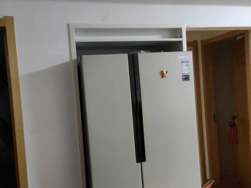 冰箱入墻施工：嵌入式冰箱，不僅僅是一種放置冰箱的方式&mdash;&mdash;將一般的冰箱嵌進(jìn)墻內(nèi)。它是一種可以放進(jìn)三面密封空間的冰箱，也就是說，不是隨便在市場上買一個冰箱回來嵌入墻內(nèi)就算嵌入式冰箱。 而且，嵌入式冰箱一般來說不會嵌入實墻之內(nèi)，避免影響其背面的散熱功能正常運作。它一般是嵌入櫥柜之中，而且要求放冰箱的位置不能安裝后面板。同時，由于要符合冰箱散熱的要求，嵌入的櫥柜必須為冰箱預(yù)留頂部與腳部的散熱空間。 可見，嵌入式冰箱并非不需要預(yù)留散熱空間，只是預(yù)留的位置與普通冰箱不同而已。