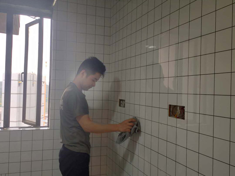 廚房小方磚鋪貼：鋪貼前，先將所鋪平面表面的塵土、雜物等徹底清掃干凈，平面不能有空鼓、開裂和起砂等現(xiàn)象，如果存在這些現(xiàn)象，要先進(jìn)行修復(fù)處理，在鋪設(shè)瓷磚。鋪設(shè)墻磚施工前，要先在墻體四周彈出標(biāo)高控制線。鋪設(shè)地磚施工前，要先在地面彈出十字線，從而控制地磚分隔尺寸。瓷磚的鋪貼，要選用1:3干硬性水泥砂漿，砂漿的厚度要在25mm左右。把瓷磚按照要求放在水泥砂漿上，用橡皮錘輕輕敲擊瓷磚的表面，直至瓷磚鋪貼平整。鋪貼完瓷磚后，要進(jìn)行勾縫處理，先清理干凈瓷磚縫隙里的雜質(zhì)，再用專用填縫劑進(jìn)行勾縫處理。鋪貼瓷磚的過程中，可以一邊鋪貼，一邊進(jìn)行簡單的清理。在鋪貼完24小時后，再用棉布等對瓷磚的表面再進(jìn)行一次清理。