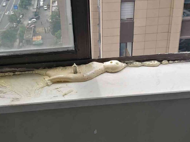 窗戶漏水打膠：窗框與洞口之間的伸縮縫內(nèi)腔應(yīng)采用閉孔泡沫塑料、發(fā)泡聚苯乙燃等彈性材料分層填塞，表面用密封膠密封。對(duì)保溫、隔聲要求較高的工程，應(yīng)采用相應(yīng)的隔熱、隔聲材料填塞。門窗表面潔凈，無劃痕，碰傷、無銹蝕。涂膠表面光滑，平整、厚度均勻，無氣孔。嚴(yán)禁在門窗框、扇、梃上安裝腳手架或懸掛重物，并嚴(yán)禁蹬踩窗框、窗扇或窗梃。門窗表面如沾有油污等，宜用水溶性洗涂劑清洗，忌用粗糙或腐蝕性強(qiáng)的化學(xué)液體擦洗。每個(gè)人的家中都有窗戶，合理的安裝窗戶也能達(dá)到很好的通風(fēng)換氣的效果，在安裝窗戶的過程中，窗戶打膠技巧是安裝人員必須要了解的，如果對(duì)窗戶打膠的步驟不了解的話，就會(huì)影響窗戶的使用效果。