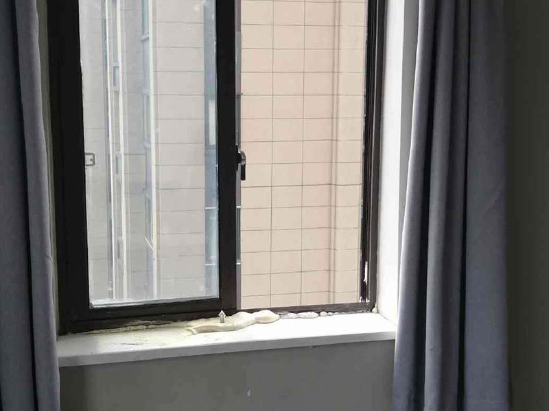 窗戶漏水打膠：窗框與洞口之間的伸縮縫內(nèi)腔應(yīng)采用閉孔泡沫塑料、發(fā)泡聚苯乙燃等彈性材料分層填塞，表面用密封膠密封。對(duì)保溫、隔聲要求較高的工程，應(yīng)采用相應(yīng)的隔熱、隔聲材料填塞。門窗表面潔凈，無劃痕，碰傷、無銹蝕。涂膠表面光滑，平整、厚度均勻，無氣孔。嚴(yán)禁在門窗框、扇、梃上安裝腳手架或懸掛重物，并嚴(yán)禁蹬踩窗框、窗扇或窗梃。門窗表面如沾有油污等，宜用水溶性洗涂劑清洗，忌用粗糙或腐蝕性強(qiáng)的化學(xué)液體擦洗。每個(gè)人的家中都有窗戶，合理的安裝窗戶也能達(dá)到很好的通風(fēng)換氣的效果，在安裝窗戶的過程中，窗戶打膠技巧是安裝人員必須要了解的，如果對(duì)窗戶打膠的步驟不了解的話，就會(huì)影響窗戶的使用效果。