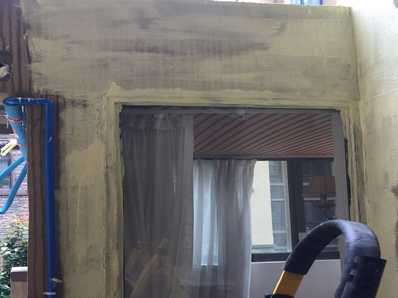 窗戶外墻防水：首先在對防水墻處理的時(shí)候一定要對墻體進(jìn)行檢查，看一看墻體有什么裂縫，或者不均勻的地方，這些地方需要處理過后才能對墻體進(jìn)行防水處理。嚴(yán)禁在墻面上留下空，裂縫，凹凸不平等問題，而且在外部進(jìn)入室內(nèi)的管子穿過墻體的也要做好密封性。這樣的墻才能做防水處理，不然的話效果會大打折扣。 ⑴砂漿應(yīng)嚴(yán)格按配比進(jìn)行，嚴(yán)格計(jì)量，控制水灰比，嚴(yán)禁施工過程中隨意摻水； ⑵對抹灰砂漿應(yīng)分層抹灰，尤其是高層建筑，局部外墻抹灰較厚，這就需要進(jìn)行分層批灰，每層抹灰厚度不應(yīng)超過2㎝，如厚度過大，在分層處應(yīng)設(shè)鋼絲網(wǎng)； ⑶批灰砂漿可用聚合物防水砂漿； ⑷外墻抹灰腳手架拉接筋等，應(yīng)切割后，喇叭口抹實(shí)壓平，定漿后，可用鐵抹子切成反搓，然后再刷一道素水泥漿。