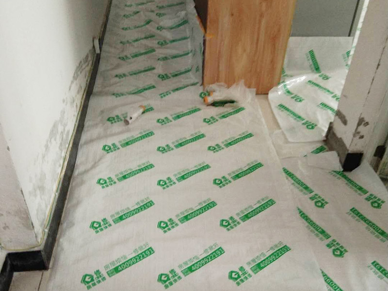 地面家具成品保護：1、墻地面瓷磚，在鋪貼未干固的情況下，不要急于勾縫，以免人為地造成瓷磚松動、高低不平，影響施工效果。 　　2、地面瓷磚干固前，不要在上面走動、堆放雜物，以免造成瓷磚松動、高低不平。 　　3、地面瓷磚鋪貼完后，最好使用成品保護膜覆蓋磚面，既可以防止裝修時的沙子磨傷地面，同時也能有效地防止油漆涂料等有色液體滴落磚面，造成地面污染。 　　4、做好浴缸、面盆的保護 　　衛(wèi)生間浴缸、面盆的安裝一般都在早期進行，在后期施工中，這些設(shè)施難免會被大量粉塵、小水泥渣等異物污染。
