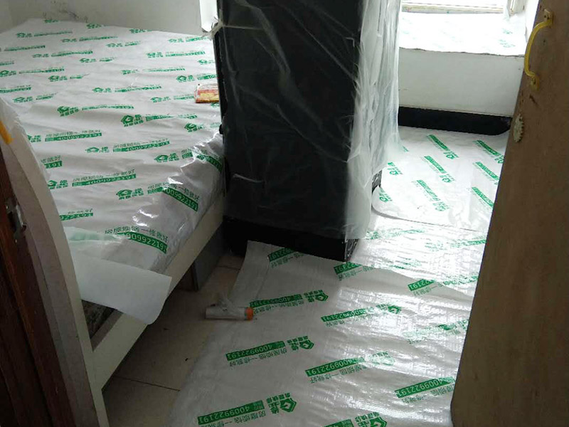 地面家具成品保護：1、墻地面瓷磚，在鋪貼未干固的情況下，不要急于勾縫，以免人為地造成瓷磚松動、高低不平，影響施工效果。 　　2、地面瓷磚干固前，不要在上面走動、堆放雜物，以免造成瓷磚松動、高低不平。 　　3、地面瓷磚鋪貼完后，最好使用成品保護膜覆蓋磚面，既可以防止裝修時的沙子磨傷地面，同時也能有效地防止油漆涂料等有色液體滴落磚面，造成地面污染。 　　4、做好浴缸、面盆的保護 　　衛(wèi)生間浴缸、面盆的安裝一般都在早期進行，在后期施工中，這些設(shè)施難免會被大量粉塵、小水泥渣等異物污染。