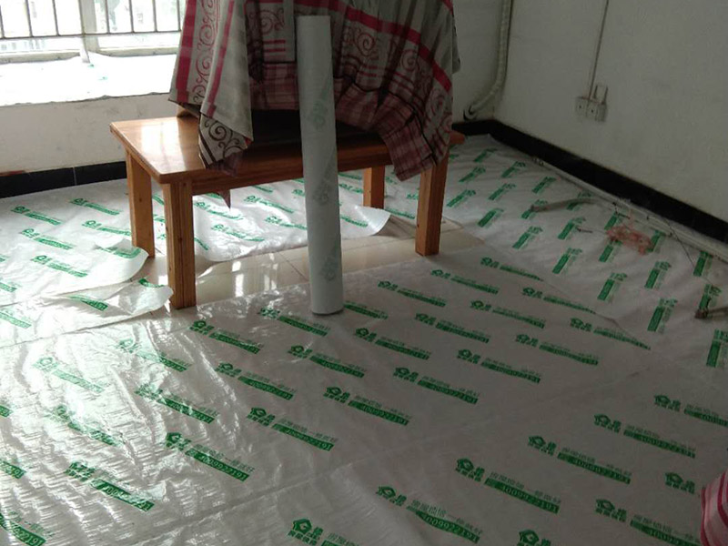 地面家具成品保護：1、墻地面瓷磚，在鋪貼未干固的情況下，不要急于勾縫，以免人為地造成瓷磚松動、高低不平，影響施工效果。 　　2、地面瓷磚干固前，不要在上面走動、堆放雜物，以免造成瓷磚松動、高低不平。 　　3、地面瓷磚鋪貼完后，最好使用成品保護膜覆蓋磚面，既可以防止裝修時的沙子磨傷地面，同時也能有效地防止油漆涂料等有色液體滴落磚面，造成地面污染。 　　4、做好浴缸、面盆的保護 　　衛(wèi)生間浴缸、面盆的安裝一般都在早期進行，在后期施工中，這些設(shè)施難免會被大量粉塵、小水泥渣等異物污染。