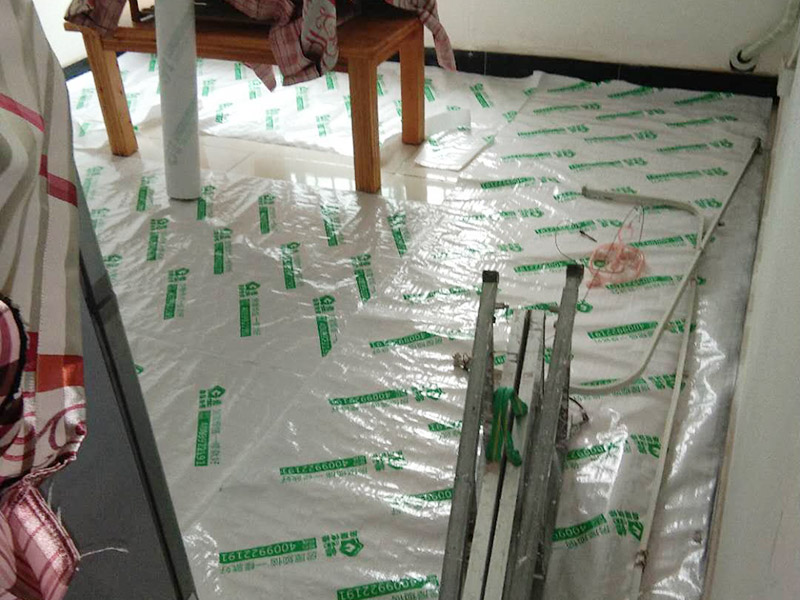 地面家具成品保護：1、墻地面瓷磚，在鋪貼未干固的情況下，不要急于勾縫，以免人為地造成瓷磚松動、高低不平，影響施工效果。 　　2、地面瓷磚干固前，不要在上面走動、堆放雜物，以免造成瓷磚松動、高低不平。 　　3、地面瓷磚鋪貼完后，最好使用成品保護膜覆蓋磚面，既可以防止裝修時的沙子磨傷地面，同時也能有效地防止油漆涂料等有色液體滴落磚面，造成地面污染。 　　4、做好浴缸、面盆的保護 　　衛(wèi)生間浴缸、面盆的安裝一般都在早期進行，在后期施工中，這些設(shè)施難免會被大量粉塵、小水泥渣等異物污染。