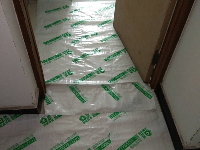 地面家具成品保護：1、墻地面瓷磚，在鋪貼未干固的情況下，不要急于勾縫，以免人為地造成瓷磚松動、高低不平，影響施工效果。 　　2、地面瓷磚干固前，不要在上面走動、堆放雜物，以免造成瓷磚松動、高低不平。 　　3、地面瓷磚鋪貼完后，最好使用成品保護膜覆蓋磚面，既可以防止裝修時的沙子磨傷地面，同時也能有效地防止油漆涂料等有色液體滴落磚面，造成地面污染。 　　4、做好浴缸、面盆的保護 　　衛(wèi)生間浴缸、面盆的安裝一般都在早期進行，在后期施工中，這些設(shè)施難免會被大量粉塵、小水泥渣等異物污染。