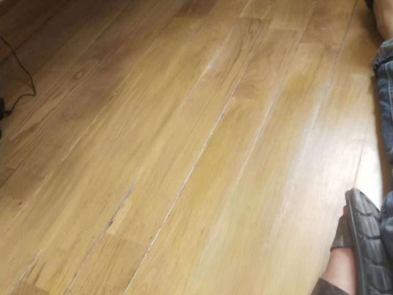 地板局部修復(fù):如果局部破損嚴(yán)重則需要先將需更換的地板破壞掉，然后徹底取出。 （1）先用工具將要更換的地板短邊處鑿出一個(gè)縫隙，再用鋸將需更換的地板表面鋸開；然后將分成小片的地板取出，但一定要保證不破壞周圍的地板； （2）然后將拆下的地板周圍的膠水清理干凈，并保證清理好的榫槽便于安裝，如果清理不徹底，接縫會(huì)不平或不嚴(yán)。可以用有新榫頭小片地板在接口上來回滑動(dòng)，找出殘留膠跡并清除，以保證修復(fù)后的地板美觀，同樣需要注意的是不要損壞周圍的榫槽； （3）接下來處理新地板，鋸掉新地板槽口一邊的下半部分并清理干凈整個(gè)榫槽，注意預(yù)留一些空間，因外涂抹膠水后會(huì)占用一定的空間； （4）最后將新地板安裝到需要替換的位置，將原四周地板榫頭涂滿膠水，并在新地板榫槽處也施上膠水，然后放在起下廢板塊的空隙處，先將長邊榫舌與短邊榫舌的一角嵌入原四周地板的槽口邊，再用手按下槽口一邊，并墊木塊以專用工具輕輕砸入，注意安裝前先比一下長度是否一致，如果新板長了，可以修短一點(diǎn)，短了就只有拆裝整條地板了。