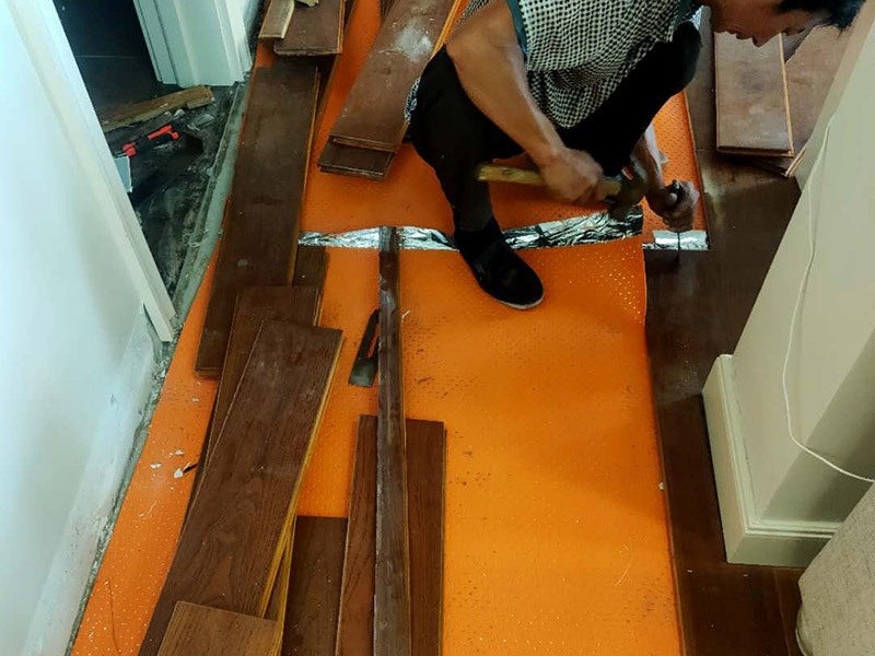 地板切割安裝：地板在拼裝時(shí)，在邊角部分要對(duì)地板進(jìn)行切割。切割前要先測(cè)量地面的大小，在地板上做好標(biāo)記，由于地板比較輕，需要用一只手固定，另一只手控制手提切割機(jī)。開啟電源，沿著標(biāo)記好的痕跡進(jìn)行切割，去掉多余的部分。 首要要對(duì)每一邊進(jìn)行單獨(dú)測(cè)量，把大于所需要形狀的地板放置在鋪裝的位置上，比照切割大小，用角尺等工具將具體尺寸標(biāo)記在地板塊上;然后我們?cè)儆贸咦觼頊y(cè)量所需鋪設(shè)地板的位置的寬度，在地板塊上進(jìn)行標(biāo)記;接著使用標(biāo)尺畫切割線;最后我們使用切割機(jī)進(jìn)行切割，再按照正常的鋪裝方法進(jìn)行安裝。鋪裝完成以后的地板地面與墻體之間要保持一定的縫隙，一方面為給地板熱脹冷縮留下空余，另一方面為給安裝地腳線留下空余，地腳線會(huì)蓋住這個(gè)縫隙，因此不會(huì)影響美觀。