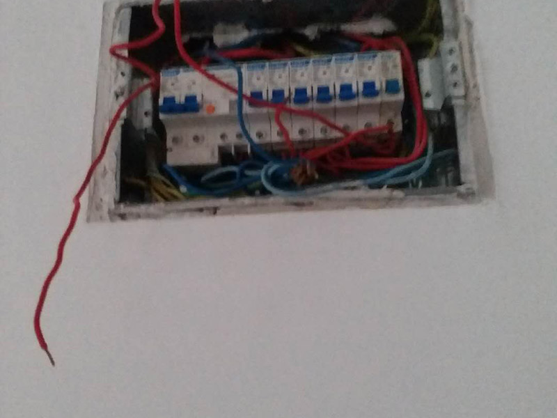 電路檢查維修:觀察。高手不僅看電路板的外觀，還常常積累一些電路組成，電路板年限，接口外設(shè)等經(jīng)驗(yàn)。有什么好處？維修中可以減少失誤，尤其在維修過(guò)程中各種方法都使完卻沒(méi)有發(fā)現(xiàn)故障時(shí)。詳細(xì)詢(xún)問(wèn)設(shè)備管理人員該電路板的詳細(xì)情況，越詳細(xì)越好。建立大量的數(shù)據(jù)再做分析和測(cè)試，然后再確定。檢驗(yàn)是必須要做的工作，也是最花費(fèi)時(shí)間的工作。千萬(wàn)不要以剛維修過(guò)的經(jīng)驗(yàn)做論點(diǎn)先入為主，更不可有些似似而非的觀點(diǎn)留下來(lái)。