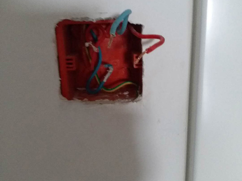 電路檢查維修:觀察。高手不僅看電路板的外觀，還常常積累一些電路組成，電路板年限，接口外設(shè)等經(jīng)驗(yàn)。有什么好處？維修中可以減少失誤，尤其在維修過(guò)程中各種方法都使完卻沒(méi)有發(fā)現(xiàn)故障時(shí)。詳細(xì)詢(xún)問(wèn)設(shè)備管理人員該電路板的詳細(xì)情況，越詳細(xì)越好。建立大量的數(shù)據(jù)再做分析和測(cè)試，然后再確定。檢驗(yàn)是必須要做的工作，也是最花費(fèi)時(shí)間的工作。千萬(wàn)不要以剛維修過(guò)的經(jīng)驗(yàn)做論點(diǎn)先入為主，更不可有些似似而非的觀點(diǎn)留下來(lái)。