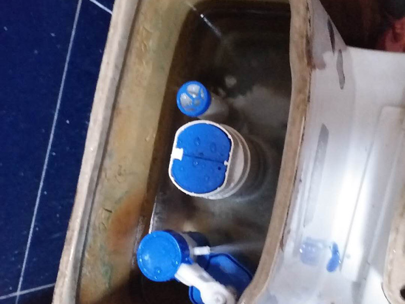 更換馬桶水閥：首先，我們要測量馬桶內(nèi)壁的高度、排水孔直徑、進水孔直徑，以確定買到合適尺寸的馬桶沖水閥。更換馬桶沖水閥前，應(yīng)該先取下排水套件的上半部分，露出進水出水按鈕和組件，便于我們安裝更換。我們要找到排水套件下半部分的螺絲，確保它能露出來，然后要用工具把螺絲擰松，將最下方一字形的鐵片拿到水箱外部，并和水閥底部放正，與排水孔同心。把鐵片弄成適合的角度，擰好螺絲。提上浮子，水止住了就證明修好了。原來在馬桶中，內(nèi)浮子提上來水也止不住的。