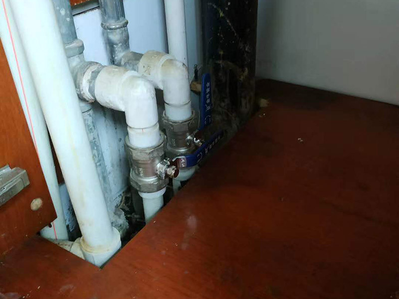 管道角閥漏水維修：1.關(guān)閉總水閥,用活動(dòng)扳手?jǐn)Q下角閥,查看接口。
2.查看角閥接口金屬邊緣是否破損,如果破損需要更換整只角閥。
3.查看角閥接口上的軟管內(nèi)墊片破損情況。
4.無明顯破損,沖洗軟管接口上的雜質(zhì),纏上生料帶重新裝回。
5.破損嚴(yán)重需要更換接口墊片,纏生料帶裝回。