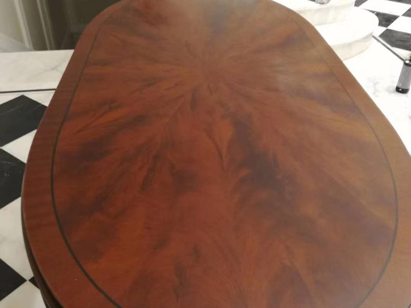 家具翻新打蠟：首先要去除家具表面的灰塵，在打掃灰塵時，一定要用兩塊潔凈的棉布，一是潤濕的，二是干的。先用潤濕的棉布將其表面干凈，再用干的棉布將那些水漬擦干?；覊m一定要弄干凈，不然在上蠟時，有灰塵會加大棉布與木質(zhì)家具之間的摩擦，將其表面損壞。 木制家具若是以前上過蠟的，先將原蠟去除。在去除時一定要小心，應(yīng)該用用溫性的清潔劑或者淡淡的非堿性肥皂水，將表面擦拭干凈，尤其要注意家具的一些縫隙要講它們的灰塵處理干凈，還有一些表面有一點損壞的，一定要小心再小心的處理，不然再次上蠟后會影響他的光澤度。 在處理木制家具的原蠟后，就該將家具表面重新上蠟了，先將準備好的蠟涂在潔凈的棉布上，注意蠟的用量，以免用量過多，導(dǎo)致蠟在木制家具的表面涂抹不勻。然后將涂有蠟的棉布順著木材的紋理方向給家具上蠟，上蠟時，要掌握由淺入深、由點及面的原則，循序漸進，均勻上蠟。等到把蠟全部上好就可以了。