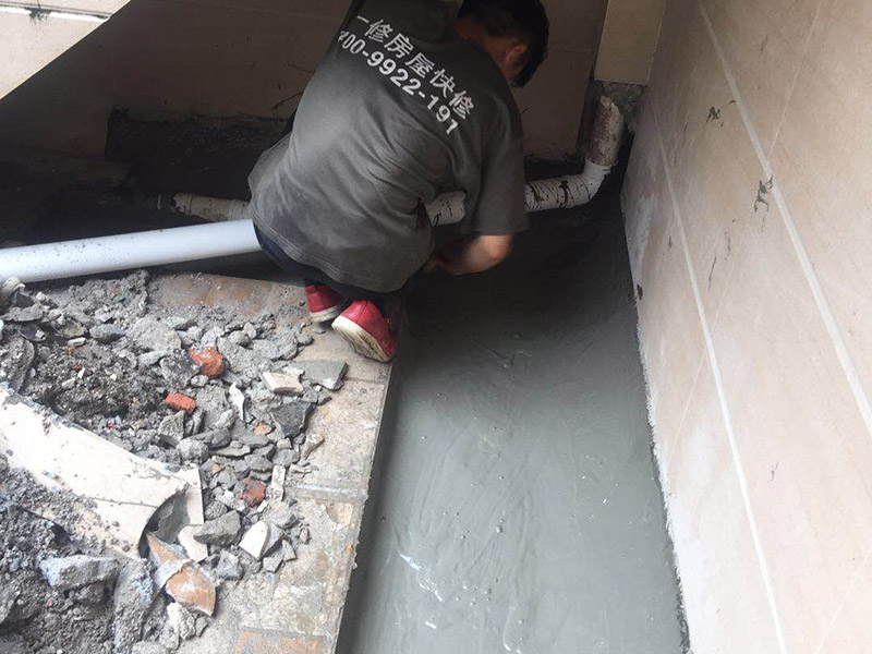 露臺防水維修：1、在露臺防水施工過程中應(yīng)當(dāng)使用相應(yīng)的涂膜防水材料，而且所使用的防水材料應(yīng)當(dāng)符合于國家的相關(guān)規(guī)定，并且具有商品相應(yīng)的合格證書;在進行露臺防水材料的施工過程中，其表面應(yīng)當(dāng)保持平坦，不可以有空鼓及開裂等現(xiàn)象，其底層的含水率同時也需要達到標(biāo)準(zhǔn)。  2、對于防水層的設(shè)計應(yīng)當(dāng)從地面一直延伸到墻面，在露臺防水材料的施工過程中應(yīng)當(dāng)與順流水方向搭接，可以采用兩層以上的玻纖布來進行上下的搭接；再者就是保護層的水泥砂漿的厚度與強度也必須符合規(guī)定，在施工過程中嚴禁損壞防水層，而且要做好排水的疏通工作，不可以有積水倒坡的情況。