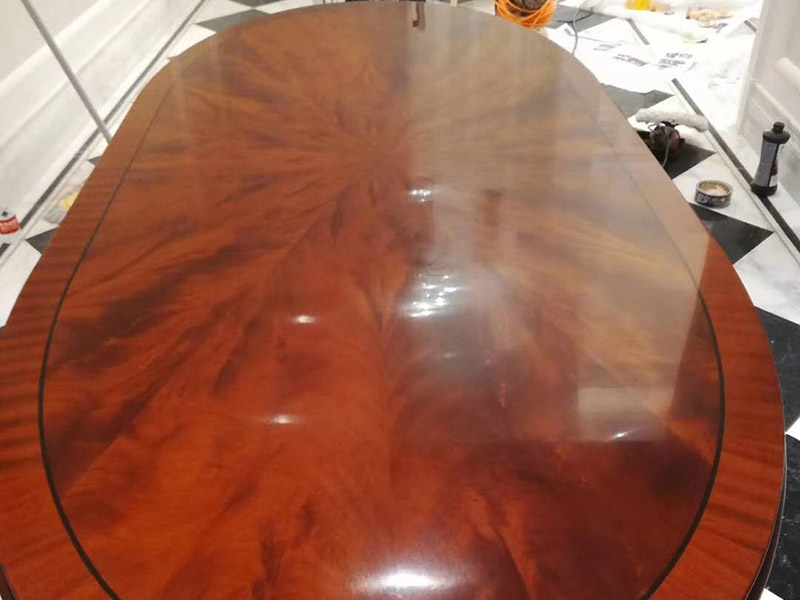 家具翻新打蠟：首先要去除家具表面的灰塵，在打掃灰塵時，一定要用兩塊潔凈的棉布，一是潤濕的，二是干的。先用潤濕的棉布將其表面干凈，再用干的棉布將那些水漬擦干。灰塵一定要弄干凈，不然在上蠟時，有灰塵會加大棉布與木質(zhì)家具之間的摩擦，將其表面損壞。 木制家具若是以前上過蠟的，先將原蠟去除。在去除時一定要小心，應(yīng)該用用溫性的清潔劑或者淡淡的非堿性肥皂水，將表面擦拭干凈，尤其要注意家具的一些縫隙要講它們的灰塵處理干凈，還有一些表面有一點損壞的，一定要小心再小心的處理，不然再次上蠟后會影響他的光澤度。 在處理木制家具的原蠟后，就該將家具表面重新上蠟了，先將準備好的蠟涂在潔凈的棉布上，注意蠟的用量，以免用量過多，導(dǎo)致蠟在木制家具的表面涂抹不勻。然后將涂有蠟的棉布順著木材的紋理方向給家具上蠟，上蠟時，要掌握由淺入深、由點及面的原則，循序漸進，均勻上蠟。等到把蠟全部上好就可以了。