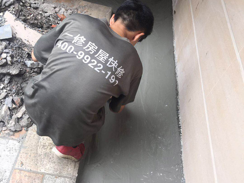 露臺防水維修：1、在露臺防水施工過程中應(yīng)當(dāng)使用相應(yīng)的涂膜防水材料，而且所使用的防水材料應(yīng)當(dāng)符合于國家的相關(guān)規(guī)定，并且具有商品相應(yīng)的合格證書;在進行露臺防水材料的施工過程中，其表面應(yīng)當(dāng)保持平坦，不可以有空鼓及開裂等現(xiàn)象，其底層的含水率同時也需要達到標(biāo)準(zhǔn)。  2、對于防水層的設(shè)計應(yīng)當(dāng)從地面一直延伸到墻面，在露臺防水材料的施工過程中應(yīng)當(dāng)與順流水方向搭接，可以采用兩層以上的玻纖布來進行上下的搭接；再者就是保護層的水泥砂漿的厚度與強度也必須符合規(guī)定，在施工過程中嚴禁損壞防水層，而且要做好排水的疏通工作，不可以有積水倒坡的情況。