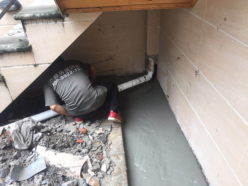 露臺防水維修：1、在露臺防水施工過程中應(yīng)當(dāng)使用相應(yīng)的涂膜防水材料，而且所使用的防水材料應(yīng)當(dāng)符合于國家的相關(guān)規(guī)定，并且具有商品相應(yīng)的合格證書;在進行露臺防水材料的施工過程中，其表面應(yīng)當(dāng)保持平坦，不可以有空鼓及開裂等現(xiàn)象，其底層的含水率同時也需要達到標(biāo)準(zhǔn)。  2、對于防水層的設(shè)計應(yīng)當(dāng)從地面一直延伸到墻面，在露臺防水材料的施工過程中應(yīng)當(dāng)與順流水方向搭接，可以采用兩層以上的玻纖布來進行上下的搭接；再者就是保護層的水泥砂漿的厚度與強度也必須符合規(guī)定，在施工過程中嚴禁損壞防水層，而且要做好排水的疏通工作，不可以有積水倒坡的情況。