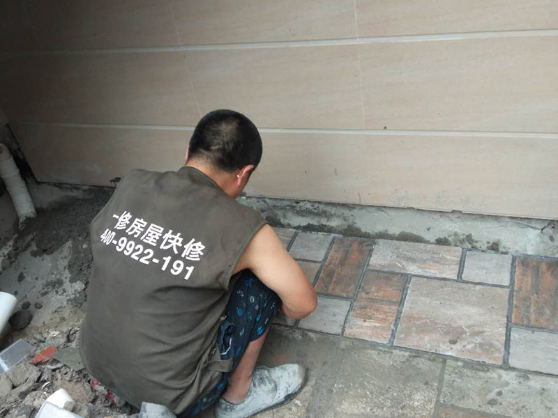 露臺瓷磚鋪貼:地面磚鋪貼前應浸水潤濕。鋪貼前應進行對色、拼花、應根據(jù)設計要求確定結合層砂漿厚度,拉十字線控制其厚度和石材、地磚平整度。結合層砂漿宜采用體積干硬性水泥砂漿,厚度宜高出實鋪厚度2&mdash;3毫米。鋪貼前應在水泥砂漿上刷一道素水泥漿。石材、地面磚鋪貼時保持水平就位,用橡皮錘輕擊使其與砂漿粘結緊密,同時調(diào)整其表面平整度及縫寬。鋪貼后應及時清理表面,24小時后勾縫。