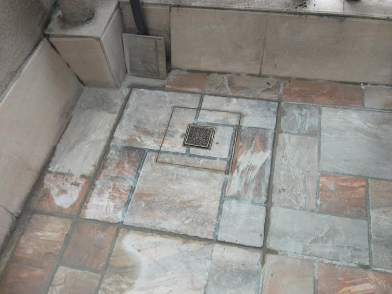 露臺瓷磚鋪貼:地面磚鋪貼前應浸水潤濕。鋪貼前應進行對色、拼花、應根據(jù)設計要求確定結合層砂漿厚度,拉十字線控制其厚度和石材、地磚平整度。結合層砂漿宜采用體積干硬性水泥砂漿,厚度宜高出實鋪厚度2&mdash;3毫米。鋪貼前應在水泥砂漿上刷一道素水泥漿。石材、地面磚鋪貼時保持水平就位,用橡皮錘輕擊使其與砂漿粘結緊密,同時調(diào)整其表面平整度及縫寬。鋪貼后應及時清理表面,24小時后勾縫。