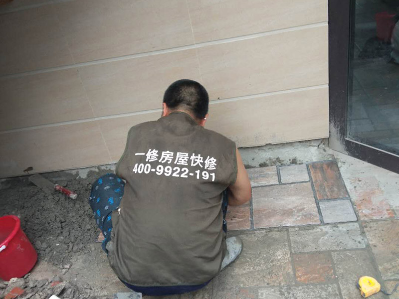 露臺瓷磚鋪貼:地面磚鋪貼前應浸水潤濕。鋪貼前應進行對色、拼花、應根據(jù)設計要求確定結合層砂漿厚度,拉十字線控制其厚度和石材、地磚平整度。結合層砂漿宜采用體積干硬性水泥砂漿,厚度宜高出實鋪厚度2&mdash;3毫米。鋪貼前應在水泥砂漿上刷一道素水泥漿。石材、地面磚鋪貼時保持水平就位,用橡皮錘輕擊使其與砂漿粘結緊密,同時調(diào)整其表面平整度及縫寬。鋪貼后應及時清理表面,24小時后勾縫。