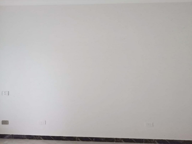 墻面硅藻泥維修： 1. 一般墻面基底材料為水泥、木工板、石膏板等，如其基底材料為同一種物質(zhì)，可按做墻面乳膠漆所需要的要求進(jìn)行上膩?zhàn)樱蚰テ秸涂梢?　 　2.如基底材料為同一物質(zhì)，但有接縫的，可以用網(wǎng)格布先貼上接縫再處理（考慮到熱脹冷縮，所以細(xì)縫不必要填充滿），再進(jìn)行上膩?zhàn)?，打磨平整?　 　3.如基底材料為不同材料（如水泥墻和木工板墻拼接，水泥墻和石膏板墻拼接，木工板墻和石膏板墻拼接等），接縫處理就要用的確良布或無紡布，加白膠進(jìn)行處理。