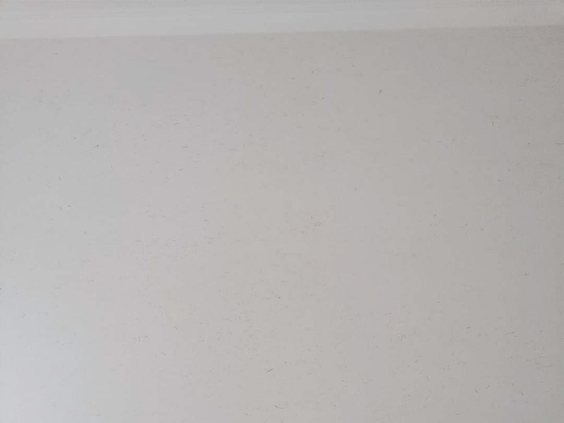 墻面硅藻泥維修： 1. 一般墻面基底材料為水泥、木工板、石膏板等，如其基底材料為同一種物質(zhì)，可按做墻面乳膠漆所需要的要求進(jìn)行上膩?zhàn)?，打磨平整就可?　 　2.如基底材料為同一物質(zhì)，但有接縫的，可以用網(wǎng)格布先貼上接縫再處理（考慮到熱脹冷縮，所以細(xì)縫不必要填充滿），再進(jìn)行上膩?zhàn)?，打磨平整?　 　3.如基底材料為不同材料（如水泥墻和木工板墻拼接，水泥墻和石膏板墻拼接，木工板墻和石膏板墻拼接等），接縫處理就要用的確良布或無紡布，加白膠進(jìn)行處理。