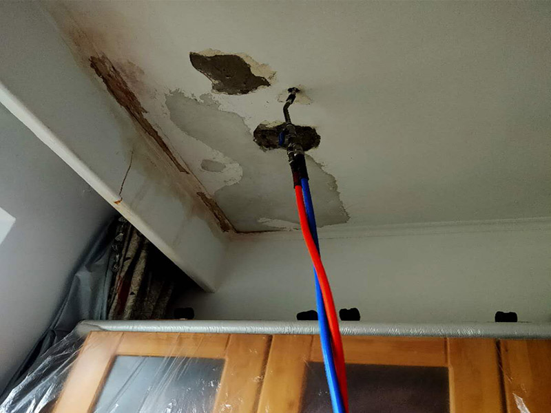 頂面墻面反水固化：1、表面處理：剛施工好的地面不要立馬涂地坪漆，地面灰塵、污漬要清理干凈；2、噴涂環(huán)氧封閉底涂料：如果地坪標間有間隙，較為粗糙，要對地坪表面處理干凈再進行涂抹；3、地坪漆配置：在地坪漆加入稀釋劑，使它滲透到地面內(nèi)層、增加防透性。