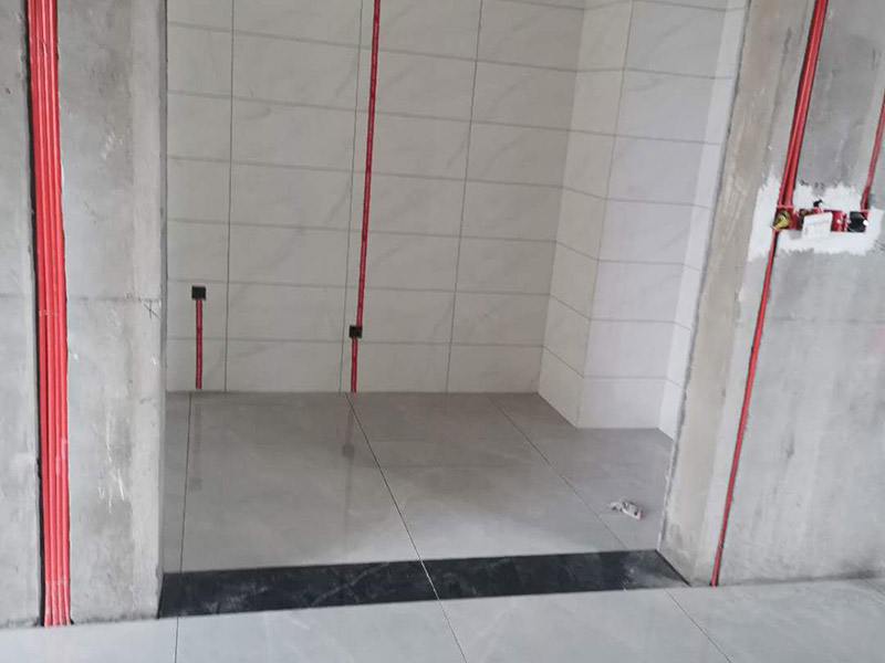 全屋電路走線：一、開槽不能太用力，工人需要按照電路圖的指示，在墻地面相應的位置開槽，千萬不能進行盲目施工或者隨意開槽埋管，以免破壞承重墻。另外，槽道的轉角處要做好圓角處理，以防轉角處尖銳的直角刮破穿線管。 二、電線一定要穿管 電線不能直接埋入墻內，一定要穿過PVC管，否則就容易老化與損壞，而且后期維修起來也比較困難。也就是說，不把墻體重新鑿開，都無法對電線進行更換。 三、一根管內電線不能太多一根管道中的電線，不能超過管道橫截面積的40%。一般一根管道內可以傳入三根電線，如果電線太多，不僅會影響管道的正常使用壽命，而且還會增加安全隱患。 四、強弱電線要分開 強電的管道不能與弱電的管道位于同一個凹槽內。強電線更是不能與弱電線穿進同一根管道內，否則強電線通電時產(chǎn)生的電磁波會對弱電信號產(chǎn)生很大的影響。另外，如果強電線管道與弱電線管道相交了，那就需要用鋁箔紙包裹住兩者的相交部分。五、強弱電要分色區(qū)別在電路改造</a>時，火線、零線和接地線應該用不同顏色的電線來表示。一般情況下，火線用紅色或黑色的線表示，零線用綠色或藍色的線表示，接地線用黃綠相間的雙色線表示。另外，強電和弱電的穿線管也要注意顏色區(qū)分，強電的穿線管通常使用紅色的管子，弱電的穿線管使用綠色或藍色的管子。 六、管道內要無接頭，電線線路需要彎曲或分支時，一定要使用專門的彎頭和護套盒進行連接。如果電線不夠長，要在護套盒內連接，從而保證穿線管內的電線沒有接頭。