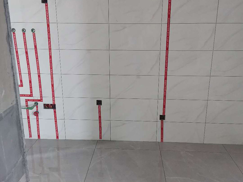 全屋電路走線：一、開槽不能太用力，工人需要按照電路圖的指示，在墻地面相應的位置開槽，千萬不能進行盲目施工或者隨意開槽埋管，以免破壞承重墻。另外，槽道的轉角處要做好圓角處理，以防轉角處尖銳的直角刮破穿線管。 二、電線一定要穿管 電線不能直接埋入墻內，一定要穿過PVC管，否則就容易老化與損壞，而且后期維修起來也比較困難。也就是說，不把墻體重新鑿開，都無法對電線進行更換。 三、一根管內電線不能太多一根管道中的電線，不能超過管道橫截面積的40%。一般一根管道內可以傳入三根電線，如果電線太多，不僅會影響管道的正常使用壽命，而且還會增加安全隱患。 四、強弱電線要分開 強電的管道不能與弱電的管道位于同一個凹槽內。強電線更是不能與弱電線穿進同一根管道內，否則強電線通電時產(chǎn)生的電磁波會對弱電信號產(chǎn)生很大的影響。另外，如果強電線管道與弱電線管道相交了，那就需要用鋁箔紙包裹住兩者的相交部分。五、強弱電要分色區(qū)別在電路改造</a>時，火線、零線和接地線應該用不同顏色的電線來表示。一般情況下，火線用紅色或黑色的線表示，零線用綠色或藍色的線表示，接地線用黃綠相間的雙色線表示。另外，強電和弱電的穿線管也要注意顏色區(qū)分，強電的穿線管通常使用紅色的管子，弱電的穿線管使用綠色或藍色的管子。 六、管道內要無接頭，電線線路需要彎曲或分支時，一定要使用專門的彎頭和護套盒進行連接。如果電線不夠長，要在護套盒內連接，從而保證穿線管內的電線沒有接頭。