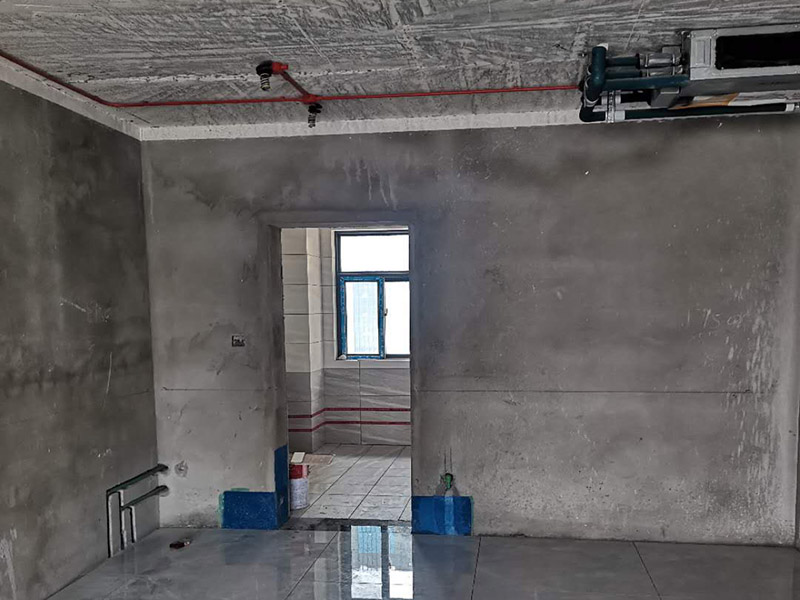 全屋電路走線：一、開槽不能太用力，工人需要按照電路圖的指示，在墻地面相應的位置開槽，千萬不能進行盲目施工或者隨意開槽埋管，以免破壞承重墻。另外，槽道的轉角處要做好圓角處理，以防轉角處尖銳的直角刮破穿線管。 二、電線一定要穿管 電線不能直接埋入墻內，一定要穿過PVC管，否則就容易老化與損壞，而且后期維修起來也比較困難。也就是說，不把墻體重新鑿開，都無法對電線進行更換。 三、一根管內電線不能太多一根管道中的電線，不能超過管道橫截面積的40%。一般一根管道內可以傳入三根電線，如果電線太多，不僅會影響管道的正常使用壽命，而且還會增加安全隱患。 四、強弱電線要分開 強電的管道不能與弱電的管道位于同一個凹槽內。強電線更是不能與弱電線穿進同一根管道內，否則強電線通電時產(chǎn)生的電磁波會對弱電信號產(chǎn)生很大的影響。另外，如果強電線管道與弱電線管道相交了，那就需要用鋁箔紙包裹住兩者的相交部分。五、強弱電要分色區(qū)別在電路改造</a>時，火線、零線和接地線應該用不同顏色的電線來表示。一般情況下，火線用紅色或黑色的線表示，零線用綠色或藍色的線表示，接地線用黃綠相間的雙色線表示。另外，強電和弱電的穿線管也要注意顏色區(qū)分，強電的穿線管通常使用紅色的管子，弱電的穿線管使用綠色或藍色的管子。 六、管道內要無接頭，電線線路需要彎曲或分支時，一定要使用專門的彎頭和護套盒進行連接。如果電線不夠長，要在護套盒內連接，從而保證穿線管內的電線沒有接頭。