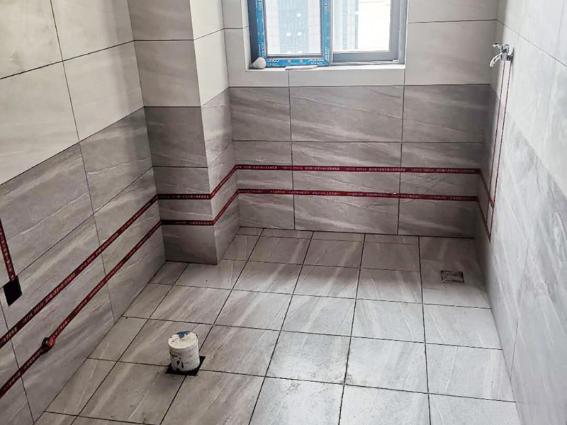 全屋電路走線：一、開槽不能太用力，工人需要按照電路圖的指示，在墻地面相應的位置開槽，千萬不能進行盲目施工或者隨意開槽埋管，以免破壞承重墻。另外，槽道的轉角處要做好圓角處理，以防轉角處尖銳的直角刮破穿線管。 二、電線一定要穿管 電線不能直接埋入墻內，一定要穿過PVC管，否則就容易老化與損壞，而且后期維修起來也比較困難。也就是說，不把墻體重新鑿開，都無法對電線進行更換。 三、一根管內電線不能太多一根管道中的電線，不能超過管道橫截面積的40%。一般一根管道內可以傳入三根電線，如果電線太多，不僅會影響管道的正常使用壽命，而且還會增加安全隱患。 四、強弱電線要分開 強電的管道不能與弱電的管道位于同一個凹槽內。強電線更是不能與弱電線穿進同一根管道內，否則強電線通電時產(chǎn)生的電磁波會對弱電信號產(chǎn)生很大的影響。另外，如果強電線管道與弱電線管道相交了，那就需要用鋁箔紙包裹住兩者的相交部分。五、強弱電要分色區(qū)別在電路改造</a>時，火線、零線和接地線應該用不同顏色的電線來表示。一般情況下，火線用紅色或黑色的線表示，零線用綠色或藍色的線表示，接地線用黃綠相間的雙色線表示。另外，強電和弱電的穿線管也要注意顏色區(qū)分，強電的穿線管通常使用紅色的管子，弱電的穿線管使用綠色或藍色的管子。 六、管道內要無接頭，電線線路需要彎曲或分支時，一定要使用專門的彎頭和護套盒進行連接。如果電線不夠長，要在護套盒內連接，從而保證穿線管內的電線沒有接頭。