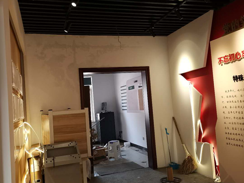 公司企業(yè)墻電路改造:用電需求進行定位，完成定位之后，師傅會按照定位和電路走向，進行開槽布線，開的槽要橫平豎直，這樣才是規(guī)范的做法。布線都是使用線管進行暗埋，有PVC和冷彎管兩種，冷彎管彎曲效果很好，不會斷裂，是布線不錯的選擇，它的轉角有一定弧度，線可以隨便更換，不需要開墻。如果選擇冷彎管的話，需要借助彎管工具，弧度是線管直徑的十倍，這樣穿線或拆線，才能暢通無阻。 (1)強弱電之間的距離是30-50公分，避免受到干擾，影響正常使用，甚至不安全，強弱電不可以在同一根管內。 (2)管子里面的導線總截面面積，要比保護管截面面積小百分之四十，比如：二十的管內最多可以穿四根2.5平方的電線。 (3)如果線管需要連接，肯定要使用接頭，接頭和管子要用膠粘牢固。線管在地面的話，需要進行保護，預防被踩裂，影響后期檢修。