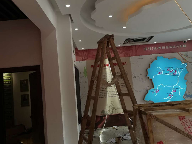 公司企業(yè)墻電路改造:用電需求進行定位，完成定位之后，師傅會按照定位和電路走向，進行開槽布線，開的槽要橫平豎直，這樣才是規(guī)范的做法。布線都是使用線管進行暗埋，有PVC和冷彎管兩種，冷彎管彎曲效果很好，不會斷裂，是布線不錯的選擇，它的轉角有一定弧度，線可以隨便更換，不需要開墻。如果選擇冷彎管的話，需要借助彎管工具，弧度是線管直徑的十倍，這樣穿線或拆線，才能暢通無阻。 (1)強弱電之間的距離是30-50公分，避免受到干擾，影響正常使用，甚至不安全，強弱電不可以在同一根管內。 (2)管子里面的導線總截面面積，要比保護管截面面積小百分之四十，比如：二十的管內最多可以穿四根2.5平方的電線。 (3)如果線管需要連接，肯定要使用接頭，接頭和管子要用膠粘牢固。線管在地面的話，需要進行保護，預防被踩裂，影響后期檢修。