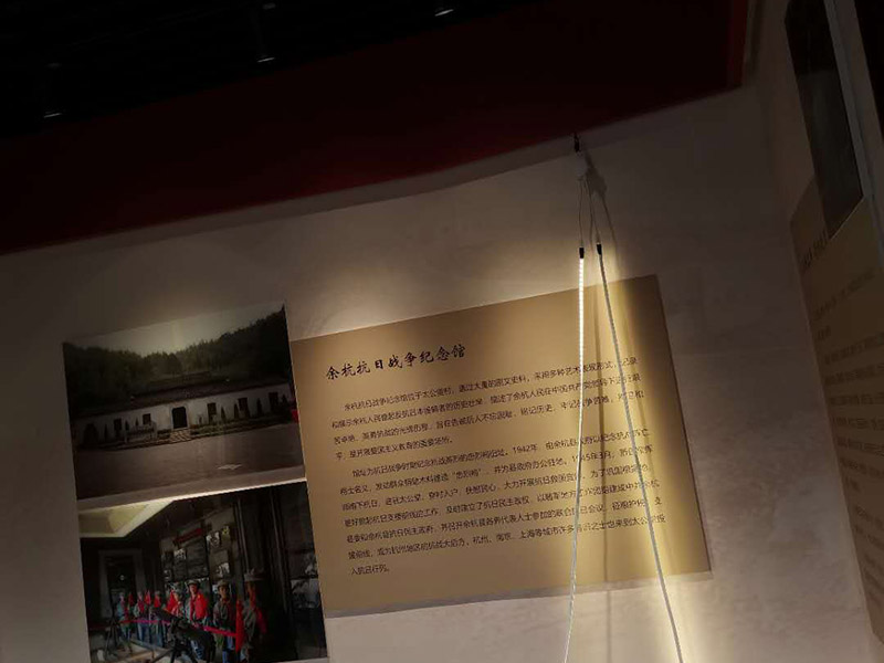 公司企業(yè)墻電路改造:用電需求進行定位，完成定位之后，師傅會按照定位和電路走向，進行開槽布線，開的槽要橫平豎直，這樣才是規(guī)范的做法。布線都是使用線管進行暗埋，有PVC和冷彎管兩種，冷彎管彎曲效果很好，不會斷裂，是布線不錯的選擇，它的轉角有一定弧度，線可以隨便更換，不需要開墻。如果選擇冷彎管的話，需要借助彎管工具，弧度是線管直徑的十倍，這樣穿線或拆線，才能暢通無阻。 (1)強弱電之間的距離是30-50公分，避免受到干擾，影響正常使用，甚至不安全，強弱電不可以在同一根管內。 (2)管子里面的導線總截面面積，要比保護管截面面積小百分之四十，比如：二十的管內最多可以穿四根2.5平方的電線。 (3)如果線管需要連接，肯定要使用接頭，接頭和管子要用膠粘牢固。線管在地面的話，需要進行保護，預防被踩裂，影響后期檢修。