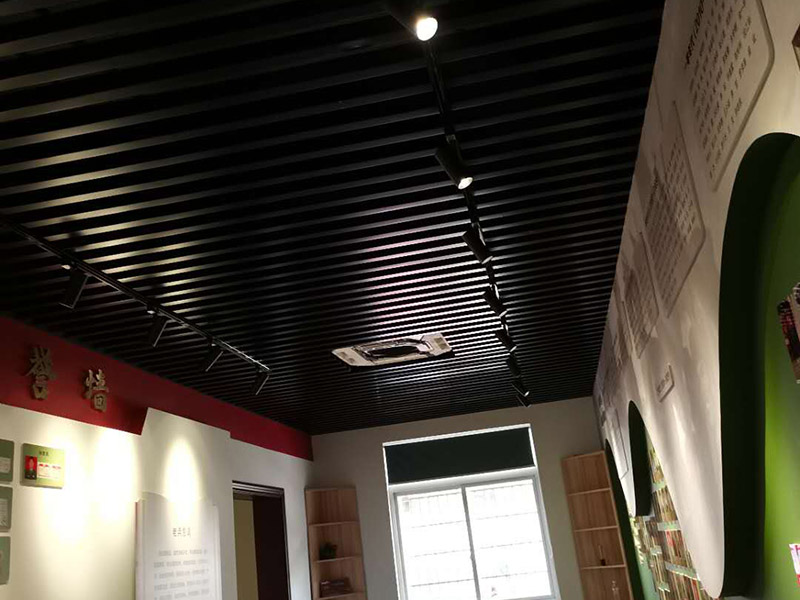 公司企業(yè)墻電路改造:用電需求進行定位，完成定位之后，師傅會按照定位和電路走向，進行開槽布線，開的槽要橫平豎直，這樣才是規(guī)范的做法。布線都是使用線管進行暗埋，有PVC和冷彎管兩種，冷彎管彎曲效果很好，不會斷裂，是布線不錯的選擇，它的轉角有一定弧度，線可以隨便更換，不需要開墻。如果選擇冷彎管的話，需要借助彎管工具，弧度是線管直徑的十倍，這樣穿線或拆線，才能暢通無阻。 (1)強弱電之間的距離是30-50公分，避免受到干擾，影響正常使用，甚至不安全，強弱電不可以在同一根管內。 (2)管子里面的導線總截面面積，要比保護管截面面積小百分之四十，比如：二十的管內最多可以穿四根2.5平方的電線。 (3)如果線管需要連接，肯定要使用接頭，接頭和管子要用膠粘牢固。線管在地面的話，需要進行保護，預防被踩裂，影響后期檢修。