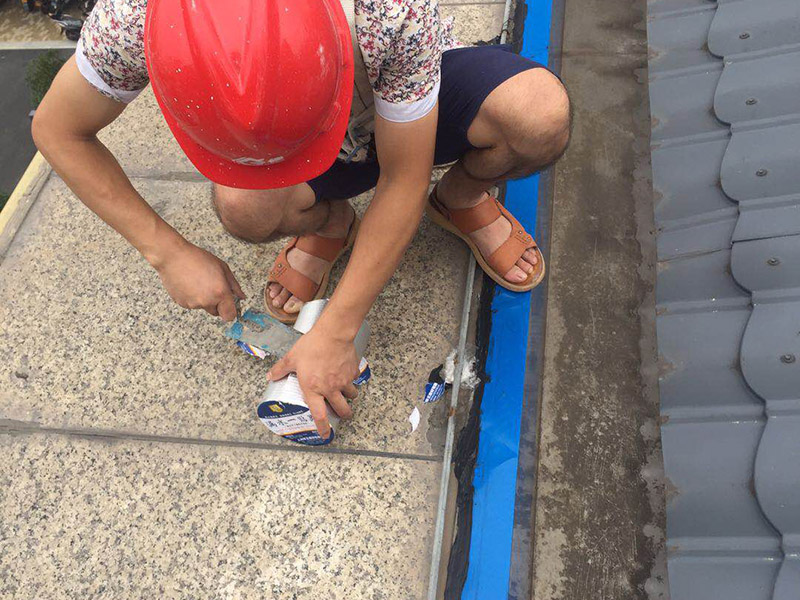 屋頂天溝漏水維修：由于外界環(huán)境因素的影響，特別是溫差變化，天溝、檐溝會發(fā)生范圍內(nèi)結(jié)構(gòu)變形，如果與屋面結(jié)構(gòu)層的變形不同步，就容易產(chǎn)生裂縫，加上防水構(gòu)造設(shè)計(jì)不合理或施工管理不善，就會造成堵塞現(xiàn)象，形成溝內(nèi)積水，而天溝中的積水排不出去就會反向溢水流向室內(nèi)，滲漏問題由此而來。 天溝、檐溝是雨水的必經(jīng)之處，必須要做好附加增強(qiáng)層的處理。一般選用瀝青基防水卷材、高聚物改性瀝青防水卷材或合成高分子防水卷材。采用瀝青基防水卷材時，要多鋪一層防水卷材；采用高聚物改性瀝青防水卷材或合成高分子防水卷材時，要設(shè)置防水涂膜附加層。 沿水落口杯周圍預(yù)留0.2cm x0.2cm的凹槽，要用防水密封材料填嵌密實(shí)，經(jīng)閉水不漏為合格。溝底排水坡度要達(dá)到1%的規(guī)定；天溝和檐溝底中的轉(zhuǎn)角處都要抹成圓弧，圓弧半徑為1cm。