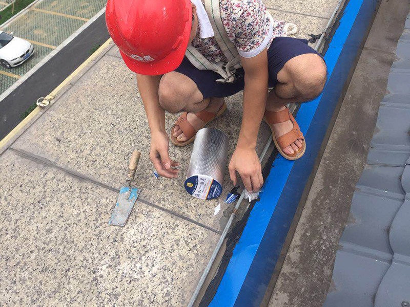 屋頂天溝漏水維修：由于外界環(huán)境因素的影響，特別是溫差變化，天溝、檐溝會發(fā)生范圍內(nèi)結(jié)構(gòu)變形，如果與屋面結(jié)構(gòu)層的變形不同步，就容易產(chǎn)生裂縫，加上防水構(gòu)造設(shè)計(jì)不合理或施工管理不善，就會造成堵塞現(xiàn)象，形成溝內(nèi)積水，而天溝中的積水排不出去就會反向溢水流向室內(nèi)，滲漏問題由此而來。 天溝、檐溝是雨水的必經(jīng)之處，必須要做好附加增強(qiáng)層的處理。一般選用瀝青基防水卷材、高聚物改性瀝青防水卷材或合成高分子防水卷材。采用瀝青基防水卷材時，要多鋪一層防水卷材；采用高聚物改性瀝青防水卷材或合成高分子防水卷材時，要設(shè)置防水涂膜附加層。 沿水落口杯周圍預(yù)留0.2cm x0.2cm的凹槽，要用防水密封材料填嵌密實(shí)，經(jīng)閉水不漏為合格。溝底排水坡度要達(dá)到1%的規(guī)定；天溝和檐溝底中的轉(zhuǎn)角處都要抹成圓弧，圓弧半徑為1cm。