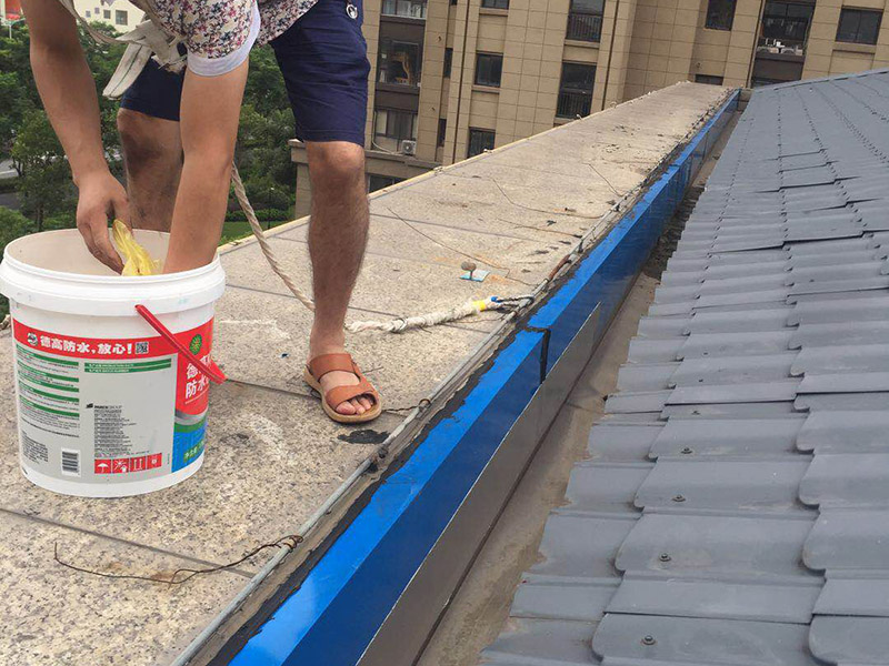 屋頂天溝漏水維修：由于外界環(huán)境因素的影響，特別是溫差變化，天溝、檐溝會發(fā)生范圍內(nèi)結(jié)構(gòu)變形，如果與屋面結(jié)構(gòu)層的變形不同步，就容易產(chǎn)生裂縫，加上防水構(gòu)造設(shè)計(jì)不合理或施工管理不善，就會造成堵塞現(xiàn)象，形成溝內(nèi)積水，而天溝中的積水排不出去就會反向溢水流向室內(nèi)，滲漏問題由此而來。 天溝、檐溝是雨水的必經(jīng)之處，必須要做好附加增強(qiáng)層的處理。一般選用瀝青基防水卷材、高聚物改性瀝青防水卷材或合成高分子防水卷材。采用瀝青基防水卷材時，要多鋪一層防水卷材；采用高聚物改性瀝青防水卷材或合成高分子防水卷材時，要設(shè)置防水涂膜附加層。 沿水落口杯周圍預(yù)留0.2cm x0.2cm的凹槽，要用防水密封材料填嵌密實(shí)，經(jīng)閉水不漏為合格。溝底排水坡度要達(dá)到1%的規(guī)定；天溝和檐溝底中的轉(zhuǎn)角處都要抹成圓弧，圓弧半徑為1cm。