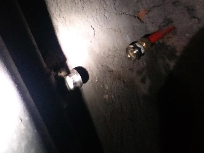 水管漏水維修更換：首先發(fā)現(xiàn)家里出現(xiàn)墻體里水管漏水的情況，第一時(shí)間是找到家里進(jìn)水的閥門，將閥門關(guān)閉斷開供水源頭，以防繼續(xù)漏水。然后水管漏水怎么辦？下一步自然是要檢查暗水管漏水的漏水點(diǎn)在哪里。 暗水管漏水要找到漏水點(diǎn)并不是一件容易的事。由于是墻體里水管漏水，有時(shí)候墻面基層或者貼有瓷磚的墻面防水性較好，暗水管漏水可能會(huì)隨著管壁洇到其他地方，所以有時(shí)候我們看到的墻面被浸濕的地方，并不一定百分之百就是暗水管漏水的地方。安裝前要對(duì)水管及其各種配件進(jìn)行檢查，看是否有破損、滲漏等問題，水管及配件的連接必須正確牢固，接好后進(jìn)行測試沒問題后再進(jìn)行安裝。 管道安裝應(yīng)到橫平豎直，鋪設(shè)牢固，PVC下水管必須膠粘嚴(yán)密，坡度符合35/1000要求;