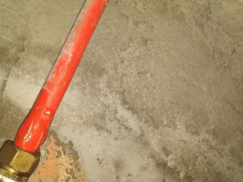 水管漏水維修更換：首先發(fā)現(xiàn)家里出現(xiàn)墻體里水管漏水的情況，第一時(shí)間是找到家里進(jìn)水的閥門，將閥門關(guān)閉斷開供水源頭，以防繼續(xù)漏水。然后水管漏水怎么辦？下一步自然是要檢查暗水管漏水的漏水點(diǎn)在哪里。 暗水管漏水要找到漏水點(diǎn)并不是一件容易的事。由于是墻體里水管漏水，有時(shí)候墻面基層或者貼有瓷磚的墻面防水性較好，暗水管漏水可能會(huì)隨著管壁洇到其他地方，所以有時(shí)候我們看到的墻面被浸濕的地方，并不一定百分之百就是暗水管漏水的地方。安裝前要對(duì)水管及其各種配件進(jìn)行檢查，看是否有破損、滲漏等問題，水管及配件的連接必須正確牢固，接好后進(jìn)行測試沒問題后再進(jìn)行安裝。 管道安裝應(yīng)到橫平豎直，鋪設(shè)牢固，PVC下水管必須膠粘嚴(yán)密，坡度符合35/1000要求;