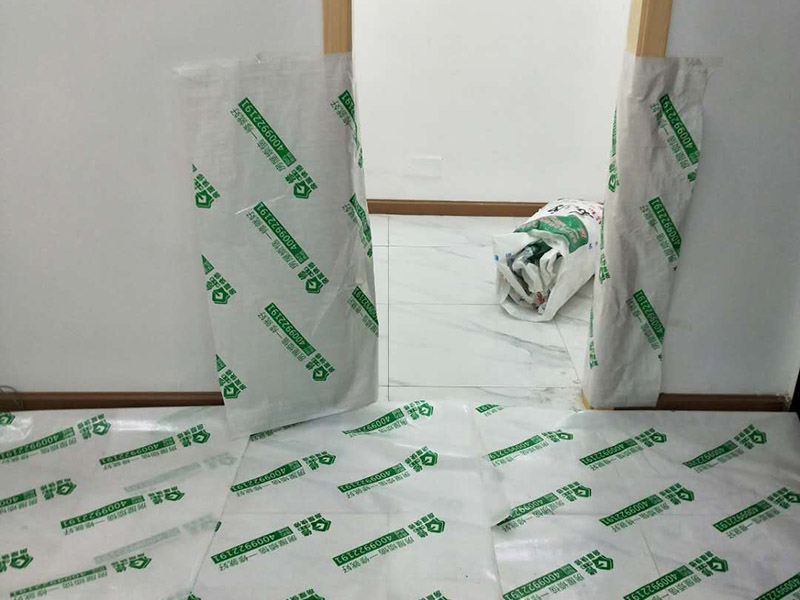 衛(wèi)生間翻新裝潢：其實衛(wèi)生間翻新最主要的目的，就是要更換水電，尤其是那些隱蔽性極強(qiáng)，一般埋在地下或墻壁內(nèi)的。在進(jìn)行翻新的時候，最好一并更換，不管有沒有問題，這樣都能給日后的生活帶來保障。更換完水電之后，就可以進(jìn)行瓷磚的鋪貼了。不管是地面還是墻面，都是一個比較大的工程。在衛(wèi)生間翻新前先找平地面和墻面，清楚所有雜物。然后先對墻面進(jìn)行鋪設(shè)，墻面一般多是小塊的瓷磚比較好施工。地面就要注意一些了，需要設(shè)置輔助線來進(jìn)行施工，還要注意下水管等地方，這些地方都需要低于地面高度的哦！最后就是防水的問題了，防水是衛(wèi)生間翻新過程中，非常需要重視的問題。在施工前最好購買好一些的防水涂料，這樣施工效果更好，而且使用壽命更久，幾年內(nèi)不會出現(xiàn)問題。值得注意的是，很多人在做防水的時候，都會忽略墻面的防水，其實墻面也需要做好防水哦！有時候會產(chǎn)生水蒸氣附著在墻面，也是會對墻面造成損害的！