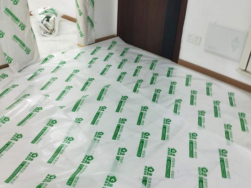 衛(wèi)生間翻新裝潢：其實衛(wèi)生間翻新最主要的目的，就是要更換水電，尤其是那些隱蔽性極強(qiáng)，一般埋在地下或墻壁內(nèi)的。在進(jìn)行翻新的時候，最好一并更換，不管有沒有問題，這樣都能給日后的生活帶來保障。更換完水電之后，就可以進(jìn)行瓷磚的鋪貼了。不管是地面還是墻面，都是一個比較大的工程。在衛(wèi)生間翻新前先找平地面和墻面，清楚所有雜物。然后先對墻面進(jìn)行鋪設(shè)，墻面一般多是小塊的瓷磚比較好施工。地面就要注意一些了，需要設(shè)置輔助線來進(jìn)行施工，還要注意下水管等地方，這些地方都需要低于地面高度的哦！最后就是防水的問題了，防水是衛(wèi)生間翻新過程中，非常需要重視的問題。在施工前最好購買好一些的防水涂料，這樣施工效果更好，而且使用壽命更久，幾年內(nèi)不會出現(xiàn)問題。值得注意的是，很多人在做防水的時候，都會忽略墻面的防水，其實墻面也需要做好防水哦！有時候會產(chǎn)生水蒸氣附著在墻面，也是會對墻面造成損害的！