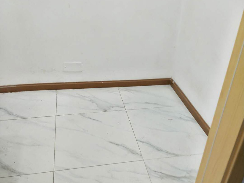 衛(wèi)生間翻新裝潢：其實衛(wèi)生間翻新最主要的目的，就是要更換水電，尤其是那些隱蔽性極強(qiáng)，一般埋在地下或墻壁內(nèi)的。在進(jìn)行翻新的時候，最好一并更換，不管有沒有問題，這樣都能給日后的生活帶來保障。更換完水電之后，就可以進(jìn)行瓷磚的鋪貼了。不管是地面還是墻面，都是一個比較大的工程。在衛(wèi)生間翻新前先找平地面和墻面，清楚所有雜物。然后先對墻面進(jìn)行鋪設(shè)，墻面一般多是小塊的瓷磚比較好施工。地面就要注意一些了，需要設(shè)置輔助線來進(jìn)行施工，還要注意下水管等地方，這些地方都需要低于地面高度的哦！最后就是防水的問題了，防水是衛(wèi)生間翻新過程中，非常需要重視的問題。在施工前最好購買好一些的防水涂料，這樣施工效果更好，而且使用壽命更久，幾年內(nèi)不會出現(xiàn)問題。值得注意的是，很多人在做防水的時候，都會忽略墻面的防水，其實墻面也需要做好防水哦！有時候會產(chǎn)生水蒸氣附著在墻面，也是會對墻面造成損害的！